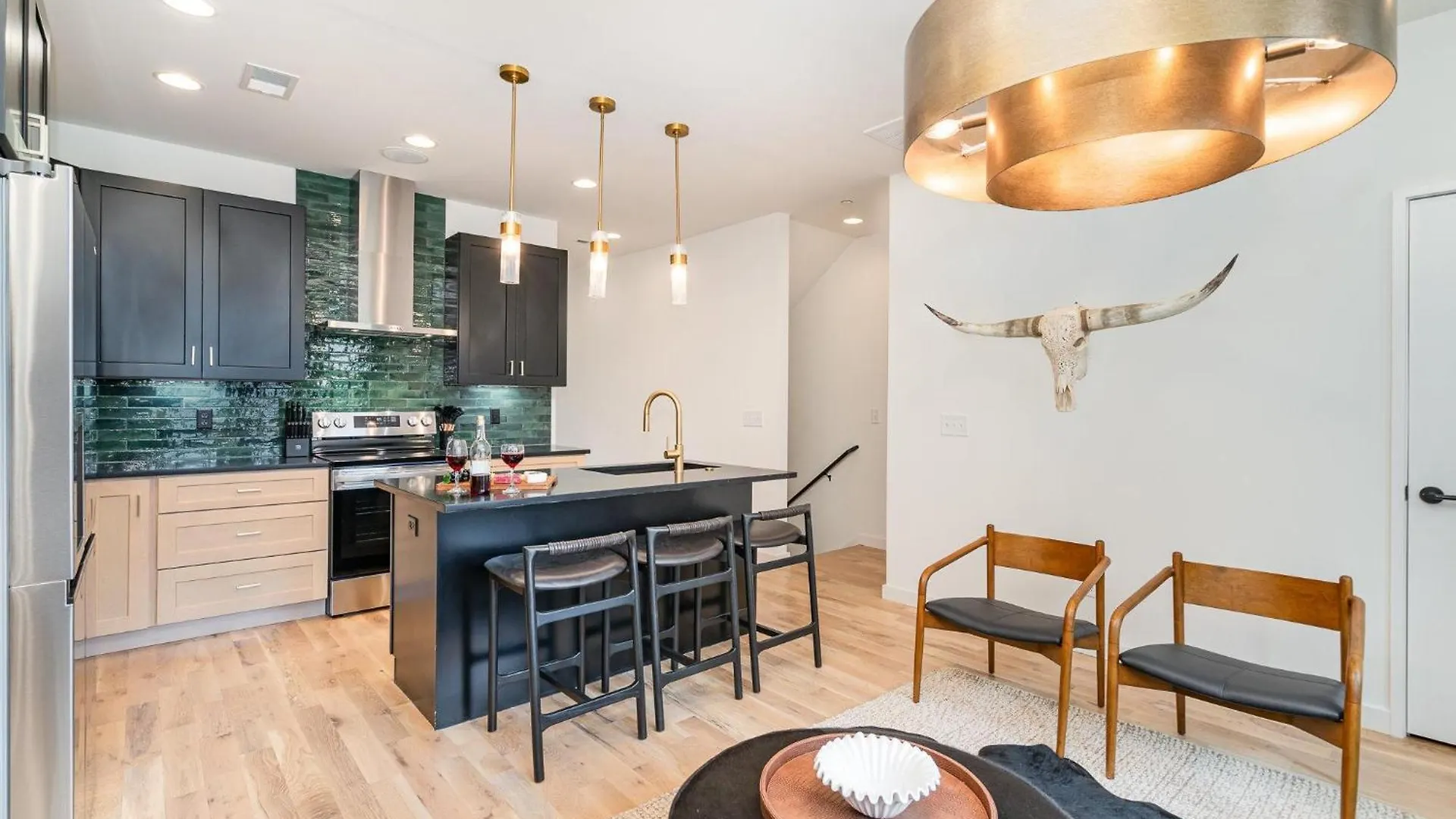 Round-Up - Private Deck/Hot Tub - 7 Mins Broadway Villa Nashville