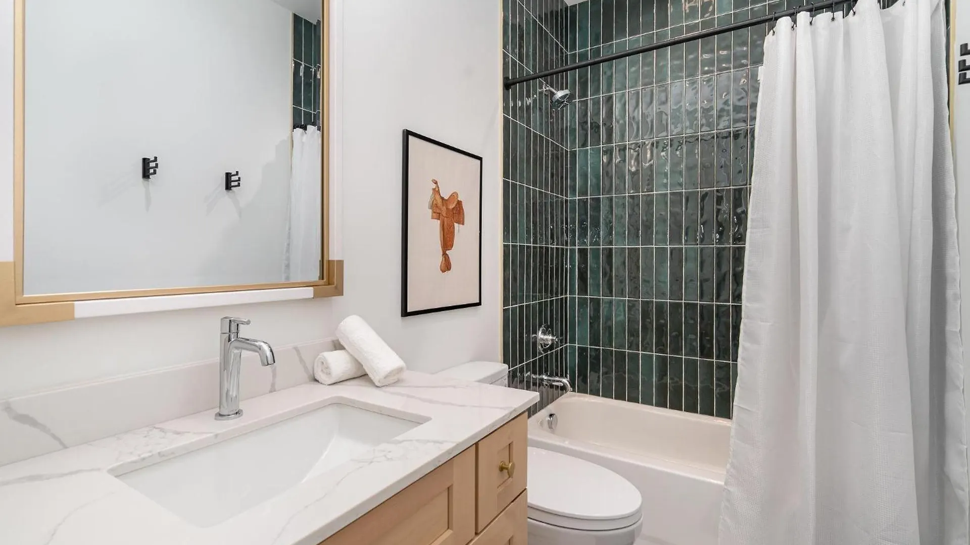 Round-Up - Private Deck/Hot Tub - 7 Mins Broadway Villa Nashville